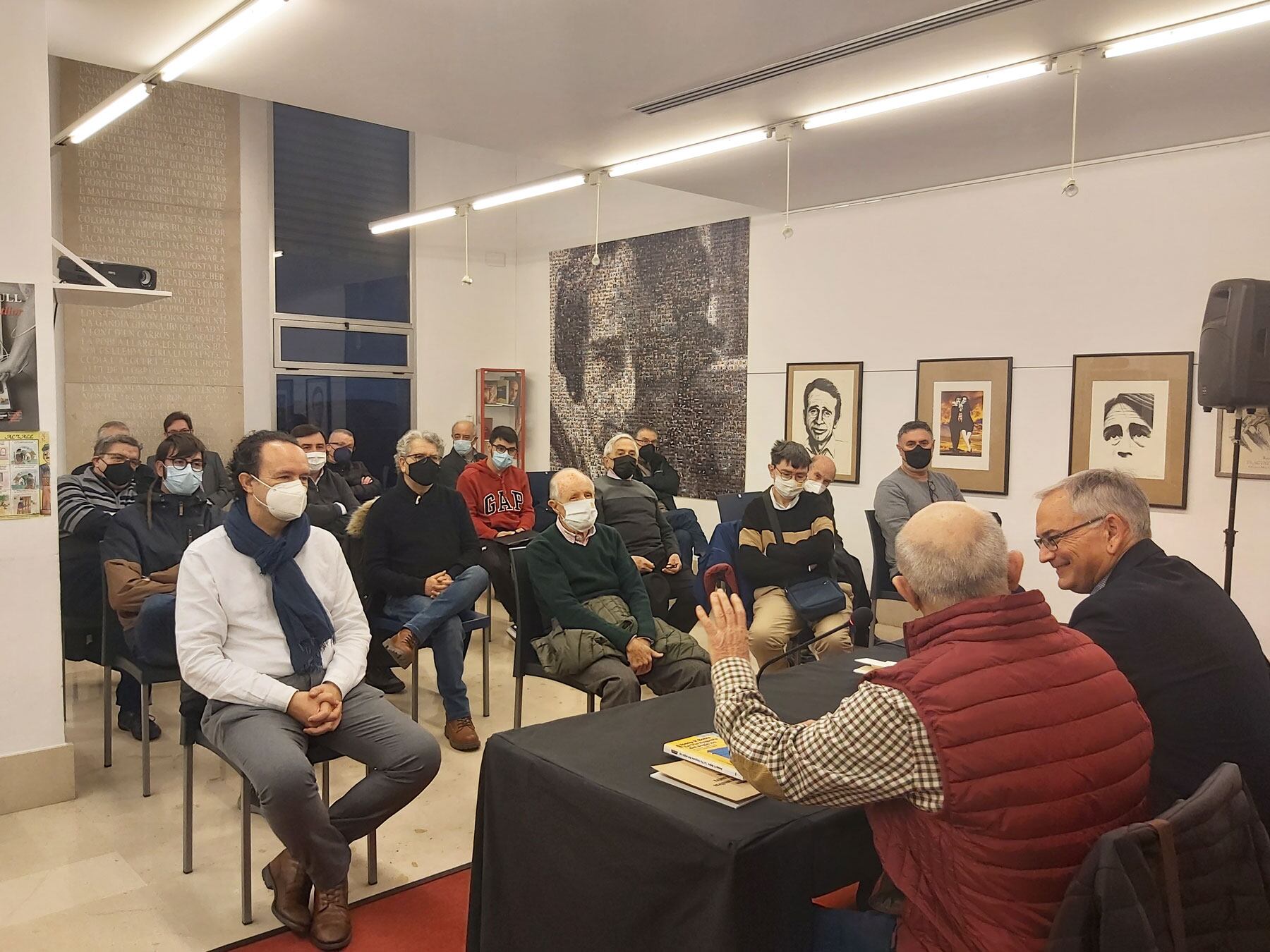 Un instant de la conferencia i presentació del llibre