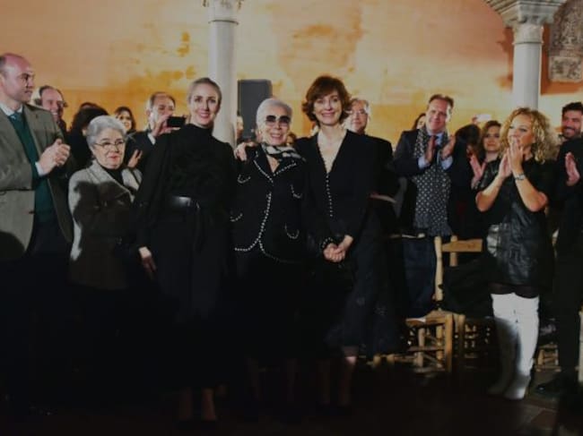 Lina, junto a sus hijas, Mila y Rocío Montero, al finalizar el desfile