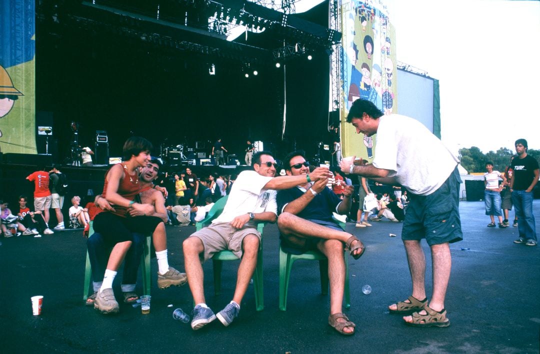 Varios festivaleros hacen tiempo para el siguiente concierto en el FIB de 2001