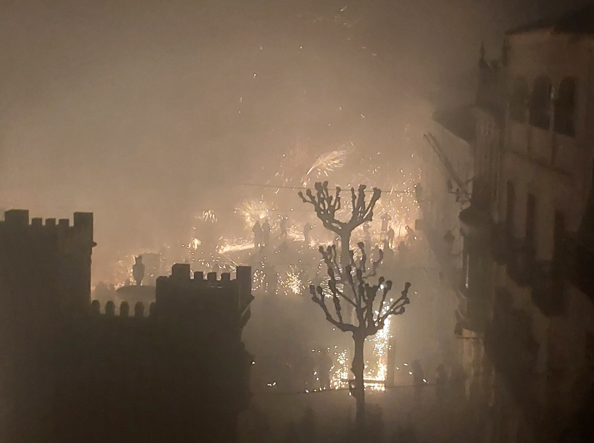 Participantes disfrutan del tradicional disparo pirotécnico durante la Cordà de Bocairent