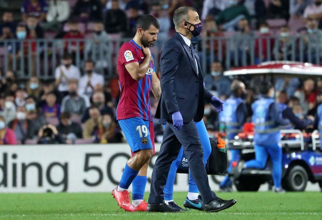 Agüero abandona el campo