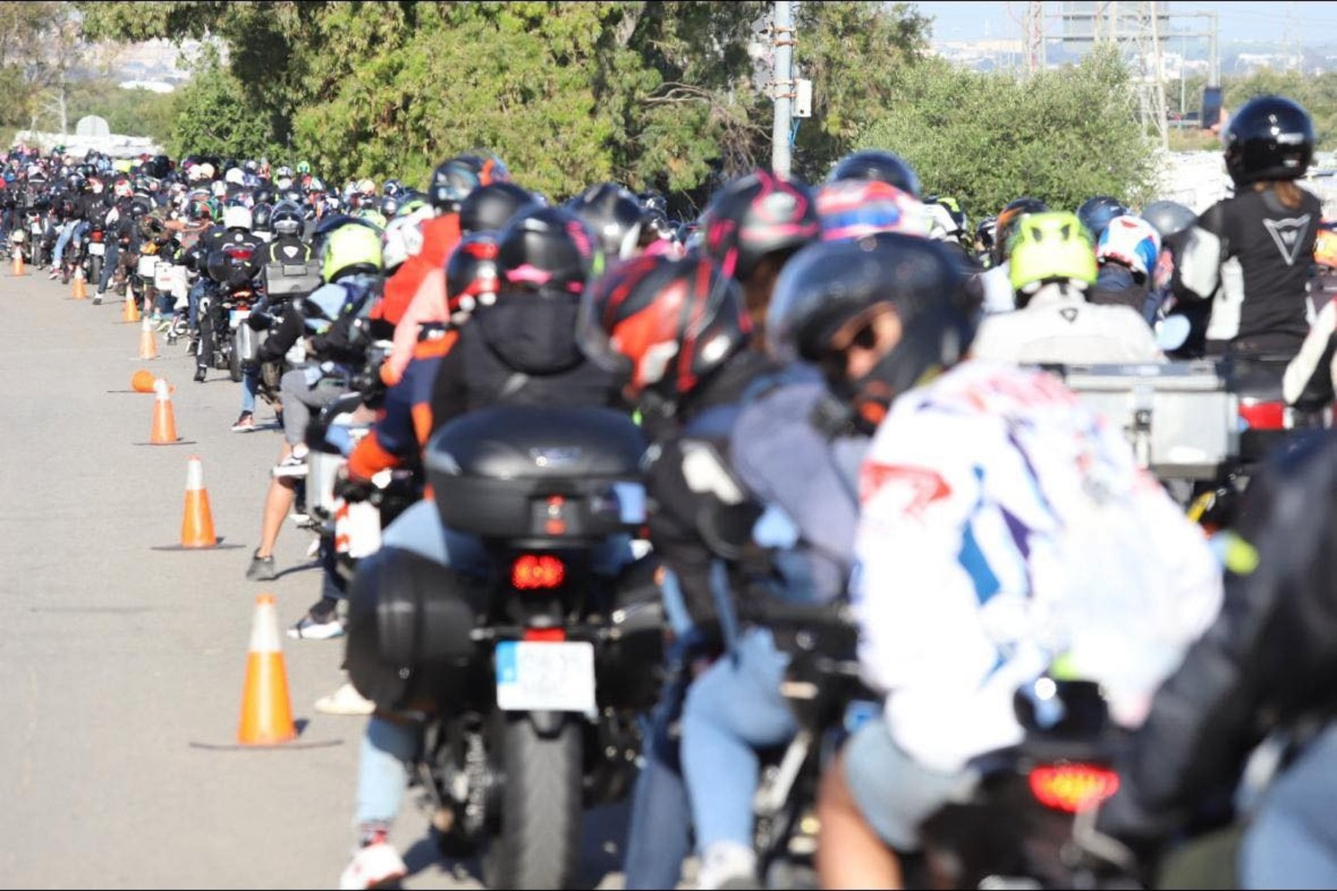 Moteros en dirección al circuito de Jerez-Ángel Nieto para asistir al Gran Premio de España de MotoGP 2025