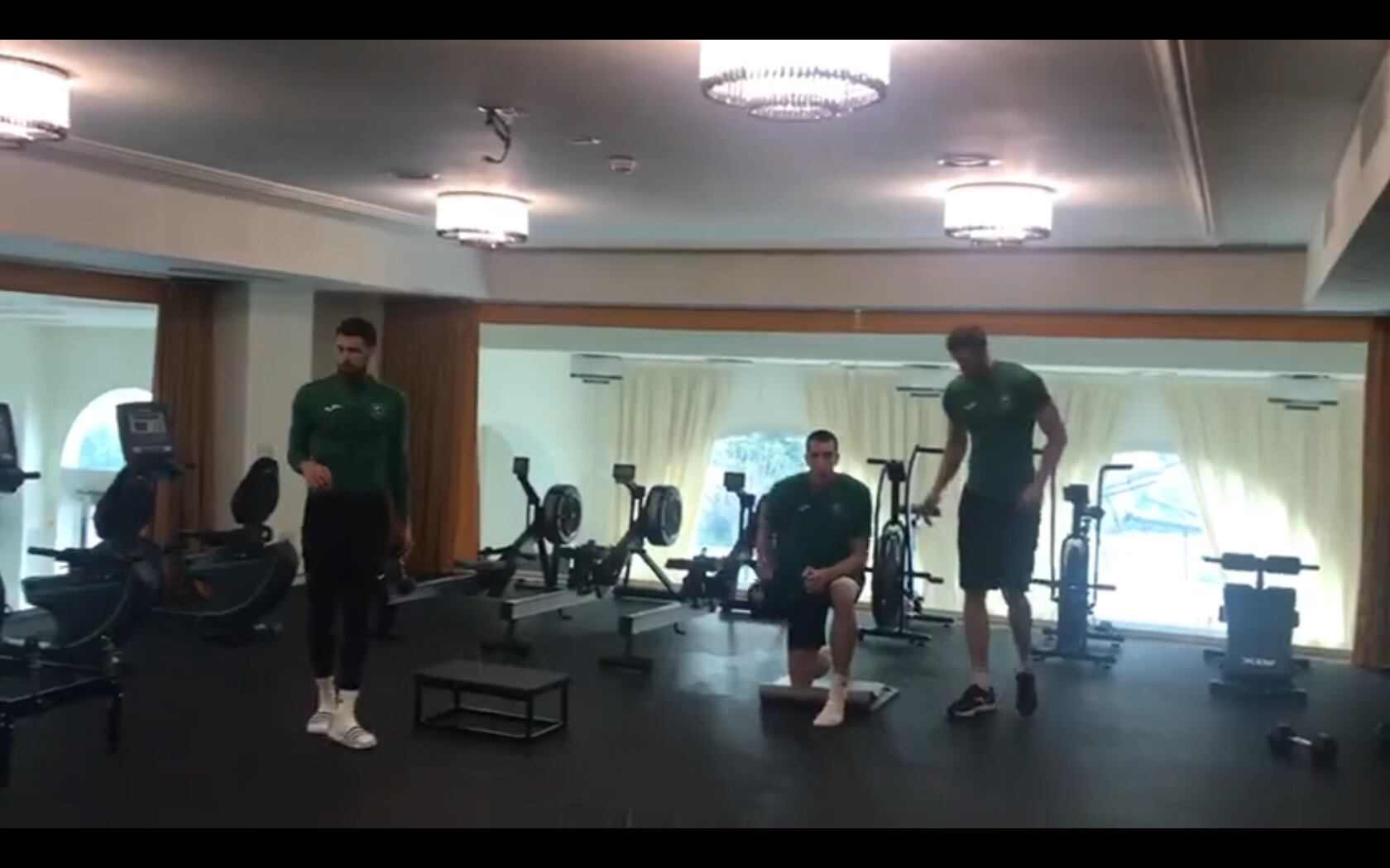 Los jugadores del Unicaja trabajan en el gimnasio de Cluj Napoca