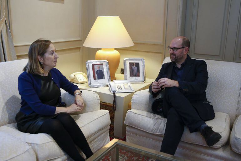  La ministra de Fomento, Ana Pastor, durante la reunión que ha mantenido con el alcalde de Santiago de Compostela, Martiño Noriega, hoy en la sede del Ministerio, en Madrid. EFE juan Carlos Hidalgo