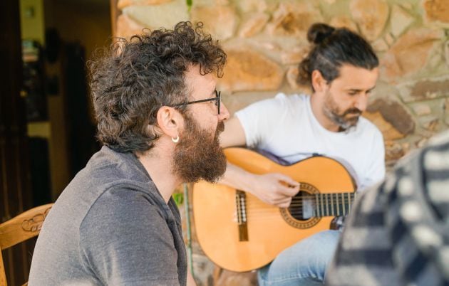 Javi Collado (en primer plano) durante la grabación del disco.