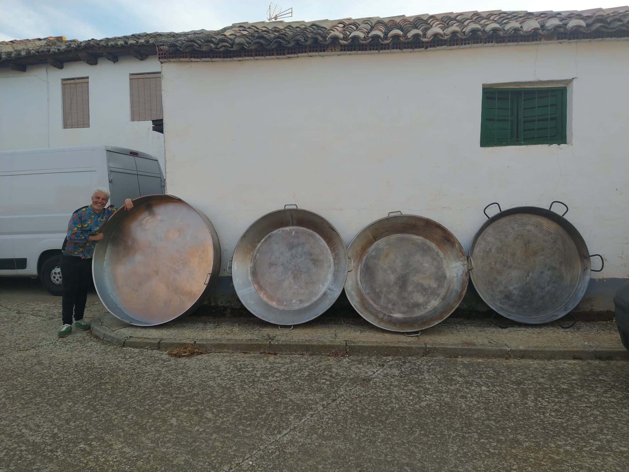 El cocinero preparando el material para partir hacia Valencia