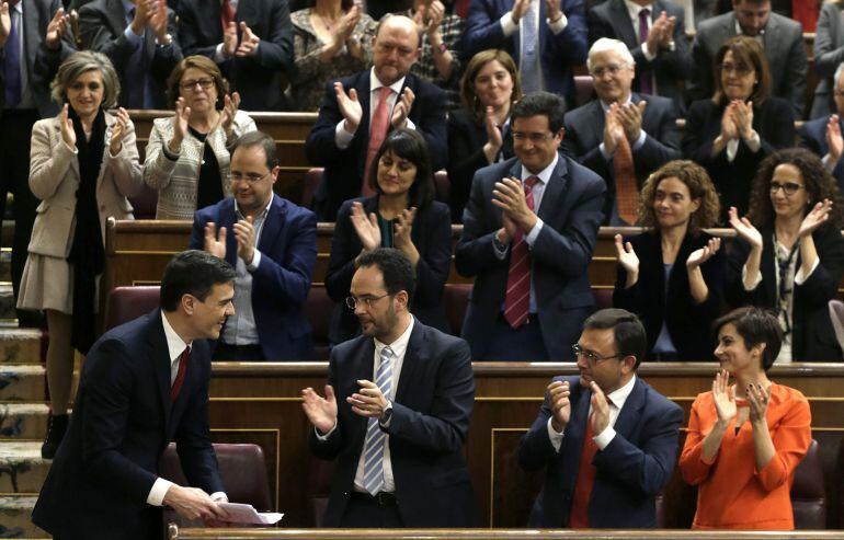 El secretario general del PSOE, Pedro Sánchez, es aplaudido por su grupo parlamentario tras su intervención en la primera jornada de la sesión de su investidura en el Congreso de los Diputados