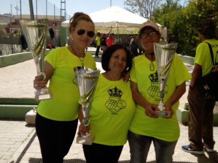 Integrantes de la tripleta femenina, muestran sus trofeos