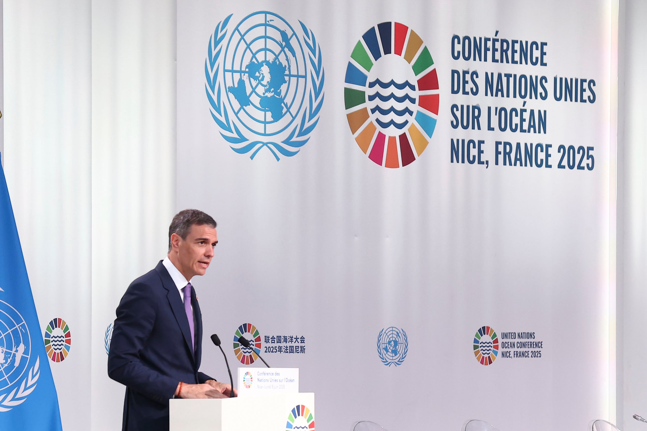 NIZA, 09/06/2025.- El presidente del Gobierno de España, Pedro Sánchez, interviene en la sesión plenaria de la presentación del Pacto Europeo de los Océanos, en la Conferencia de las Naciones Unidas sobre los Océanos, en Niza (Francia). Sánchez ha anunciado en la Conferencia de los Océanos de Niza que España tramitará cinco nuevas áreas protegidas en su litoral hasta alcanzar un 25,7 % de protección de las zonas marinas, y que se convertirá en el principal país donante del Fondo Azul de Cooperación para el Mediterráneo. EFE/ Pool Moncloa Fernando Calvo SOLO USO EDITORIAL SOLO DISPONIBLE PARA ILUSTRAR LA NOTICIA QUE ACOMPAÑA (CRÉDITO OBLIGATORIO)
