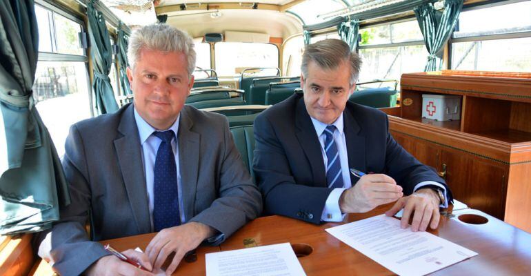 El alcalde Narciso Romero y el director de &#039;Interbus&#039;, Juan Antonio Montoya dentro de un autobus de 1953