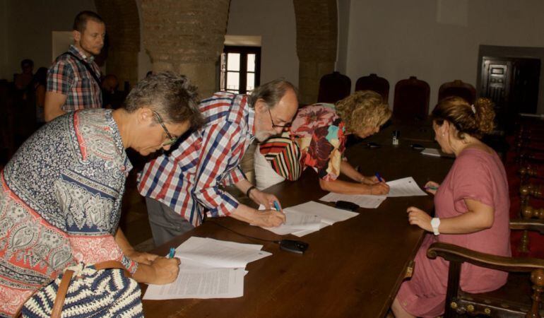 La alcaldesa de Ronda, Teresa Valdenebro, junto a los representantes de los distintos colectivos locales en la firma de los convenios.