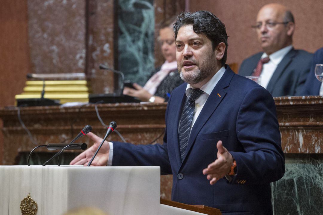 Miguel Sánchez, durante una intervención en la tribuna de la Asamblea Regional.