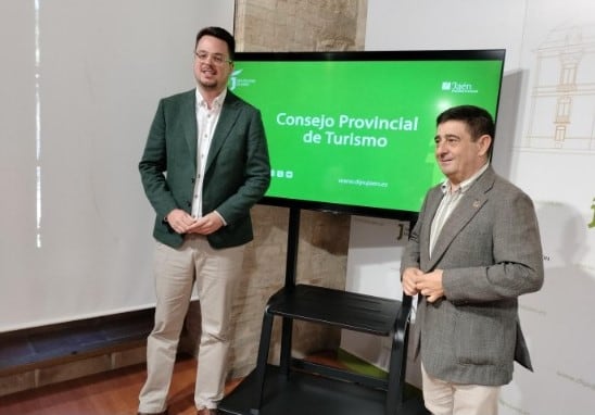 De izquierda a derecha, el diputado de Promoción y Turismo, Fran Lozano, y el presidente de la Diputación Provincial de Jaén tras la presentación de los datos en el Consejo Provincial de Turismo