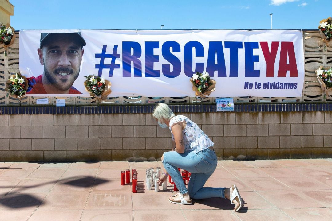 Cristina, esposa de David, el estibador de 36 años desaparecido en el accidente del buque Nazmiye Ana en el Puerto de Castelló el pasado 28 de Mayo, ha iniciado una campaña, junto a la familia y amigos, bajo el lema #rescateya para que &quot;no caiga en el olv