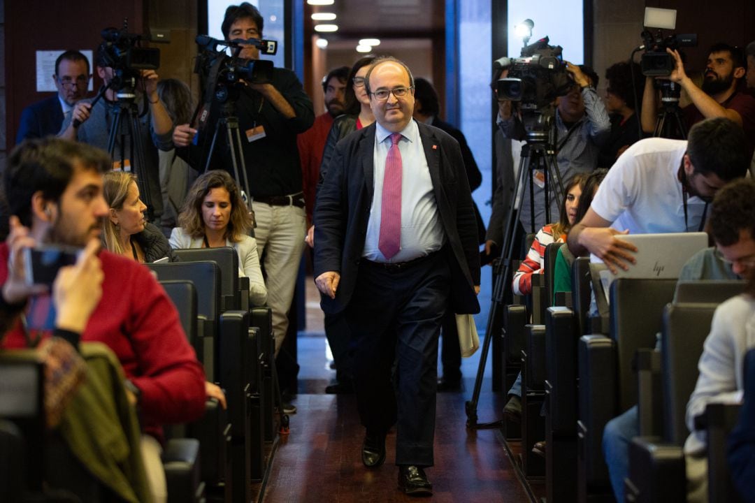 Rueda de prensa del líder del PSC, Miquel Iceta, en el Parlament de Catalunya, tras ser vetado como senador autonómico