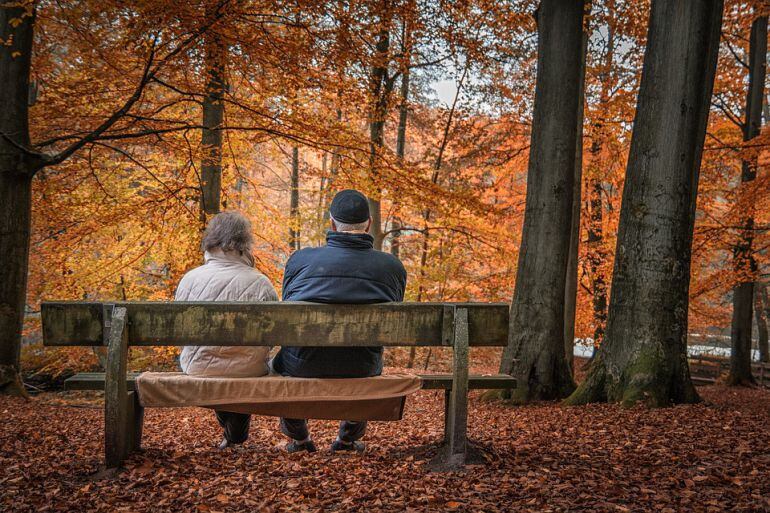 Dos pensionistas, sentados en un parque