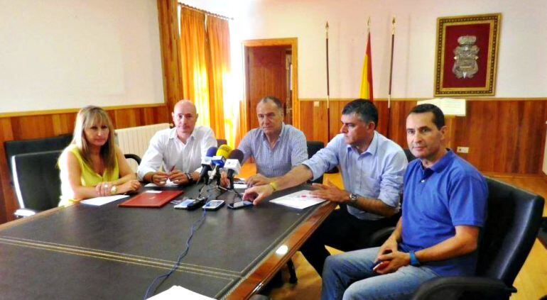 Firma entre la administración regional y representantes municipales