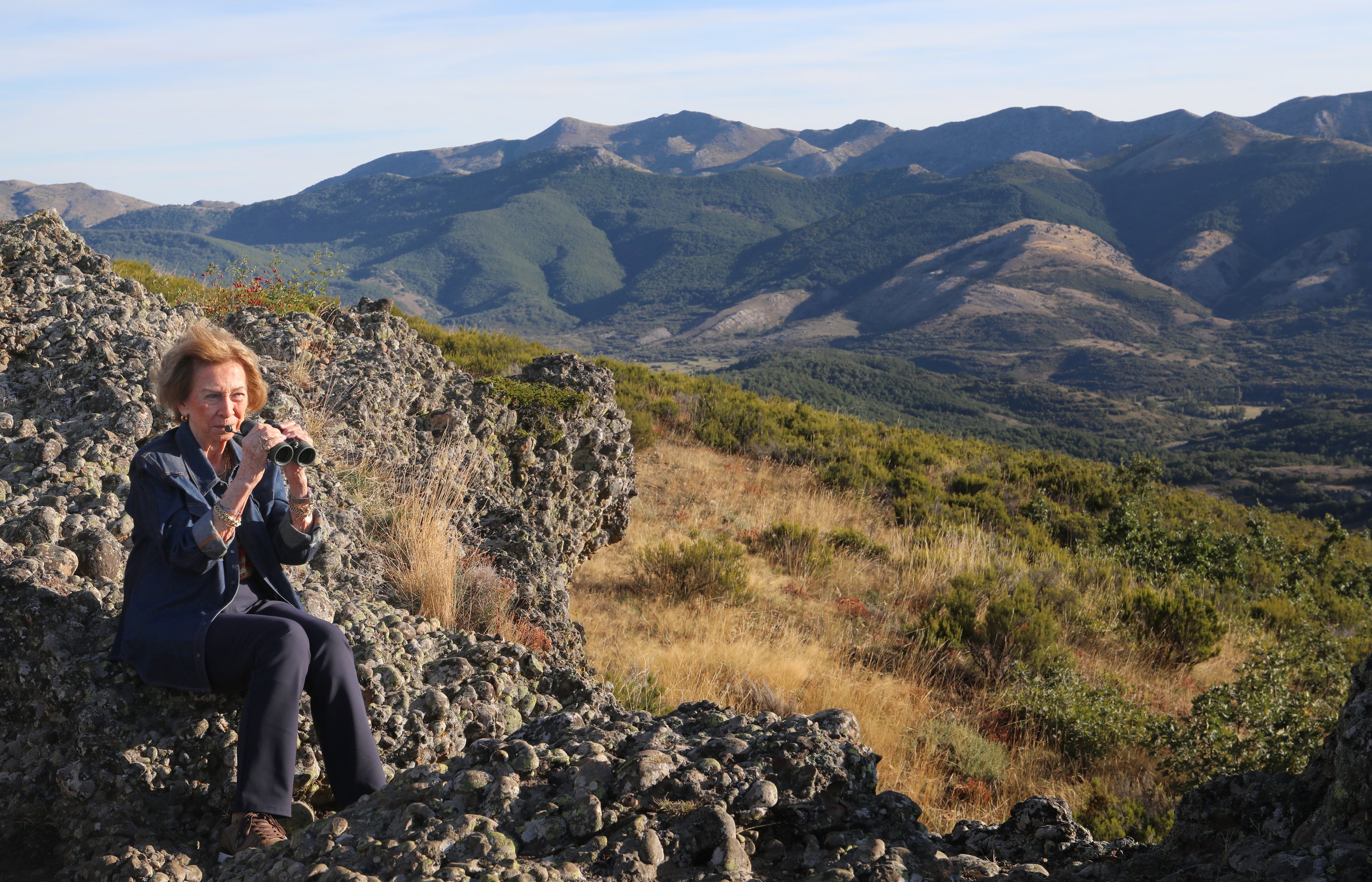 La Reina Emérita doña Sofía visita la Montaña palentina para conocerlas investigaciones sobre la conservación del gato montés