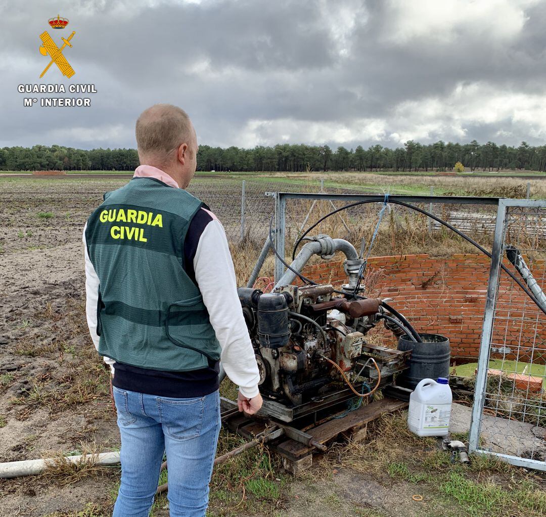 Un agente delante de uno de los motores en una de las explotaciones donde se han producido los robos