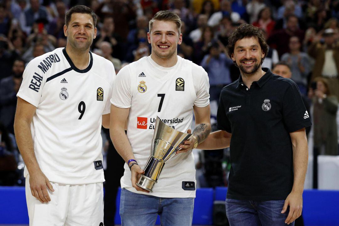 El exjugador del Real Madrid Luka Doncic (c), acompañado por Felipe Reyes (i) y Sergio Llull, durante el homenaje que se le brinda durante el Real Madrid-Panathinaikos