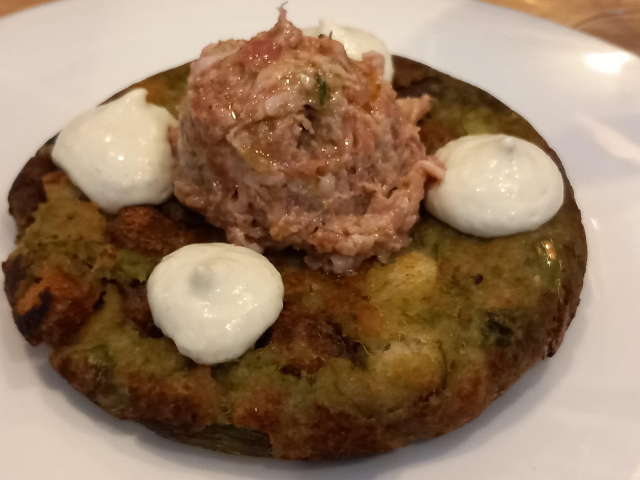 Sopas pegás con tartar de salchichón