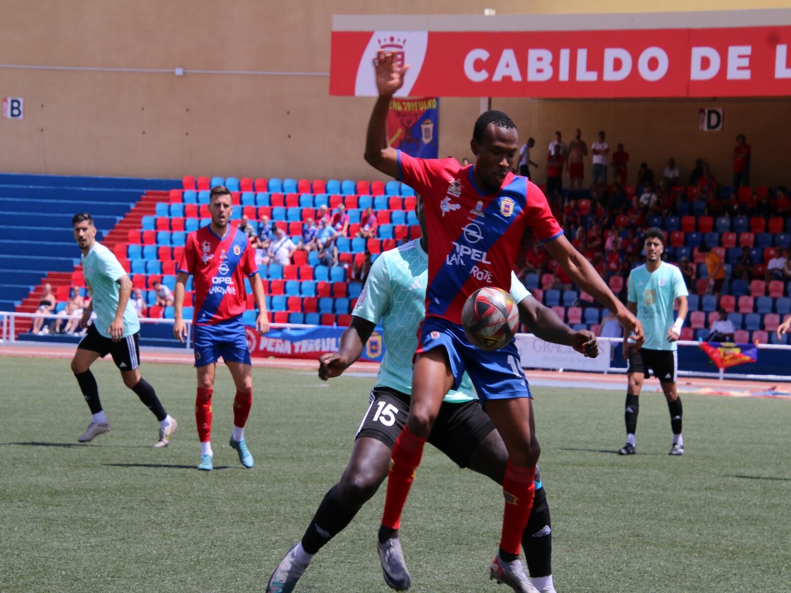 Una de las jugadas del partido entre la UD Lanzarote y el CD Marino.