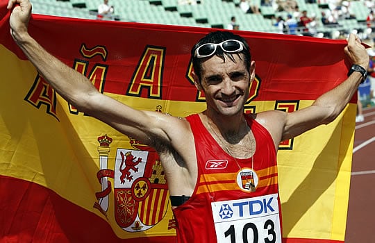 El marchador Paquillo Fernández porta la bandera de España