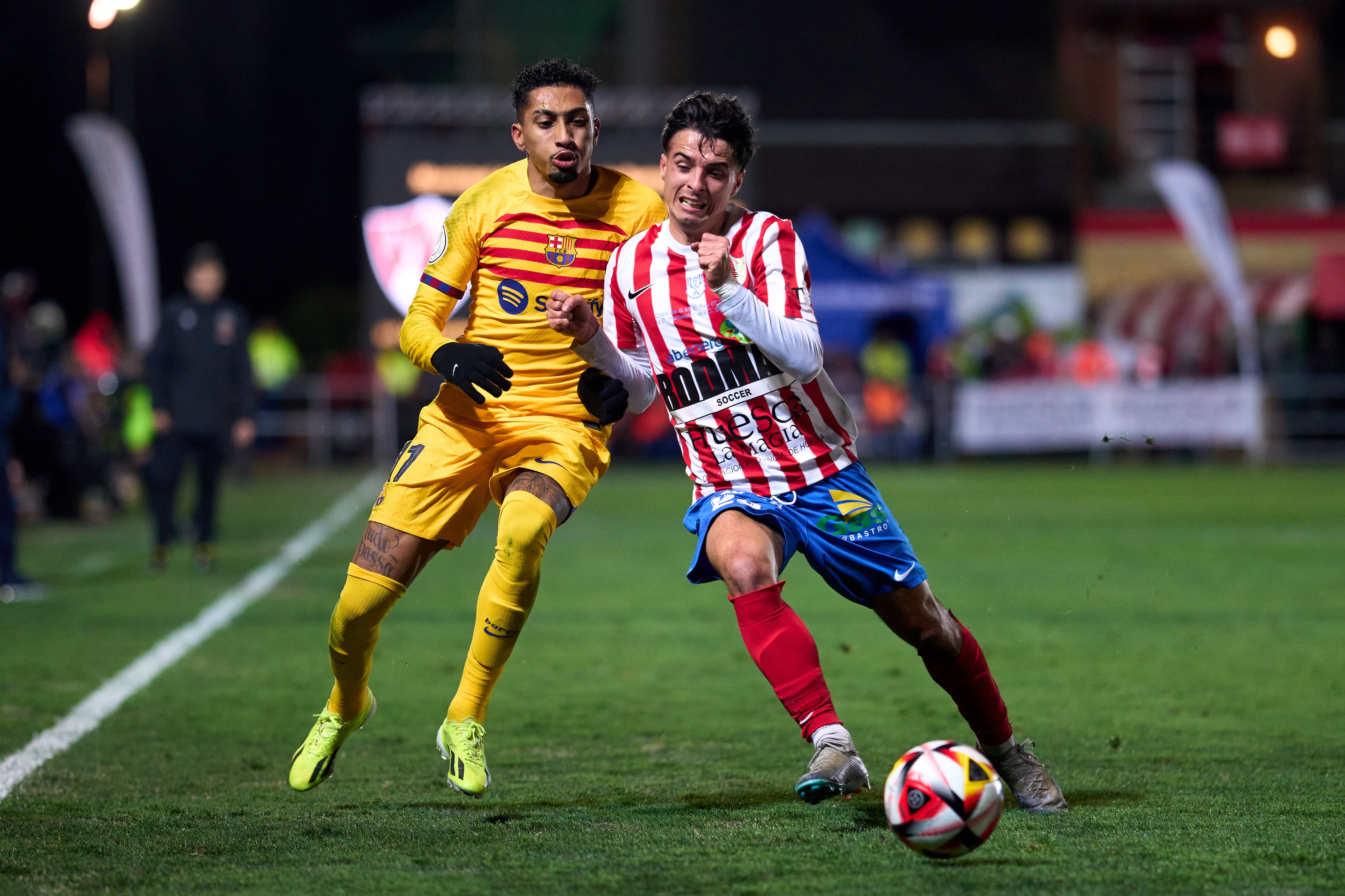 Raphinha lucha el balón ante un jugador del UD Barbastro, rival de Copa del Rey