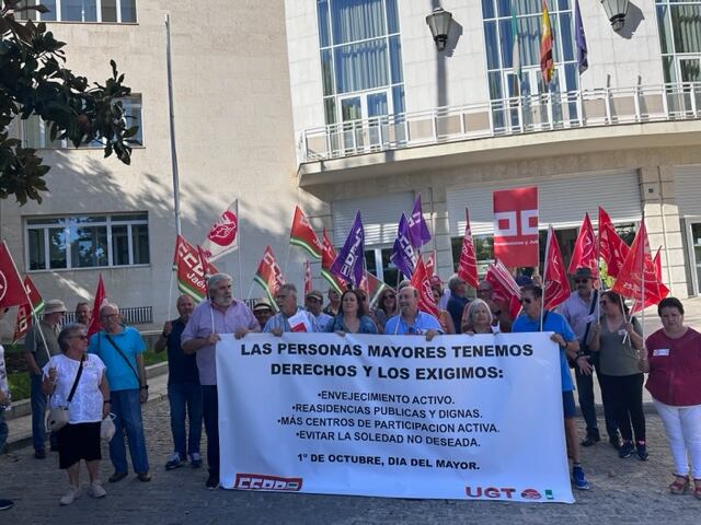 UGT y CCOO se concentran en Jaén para celebrar el Día Internacional de las Personas Mayores.