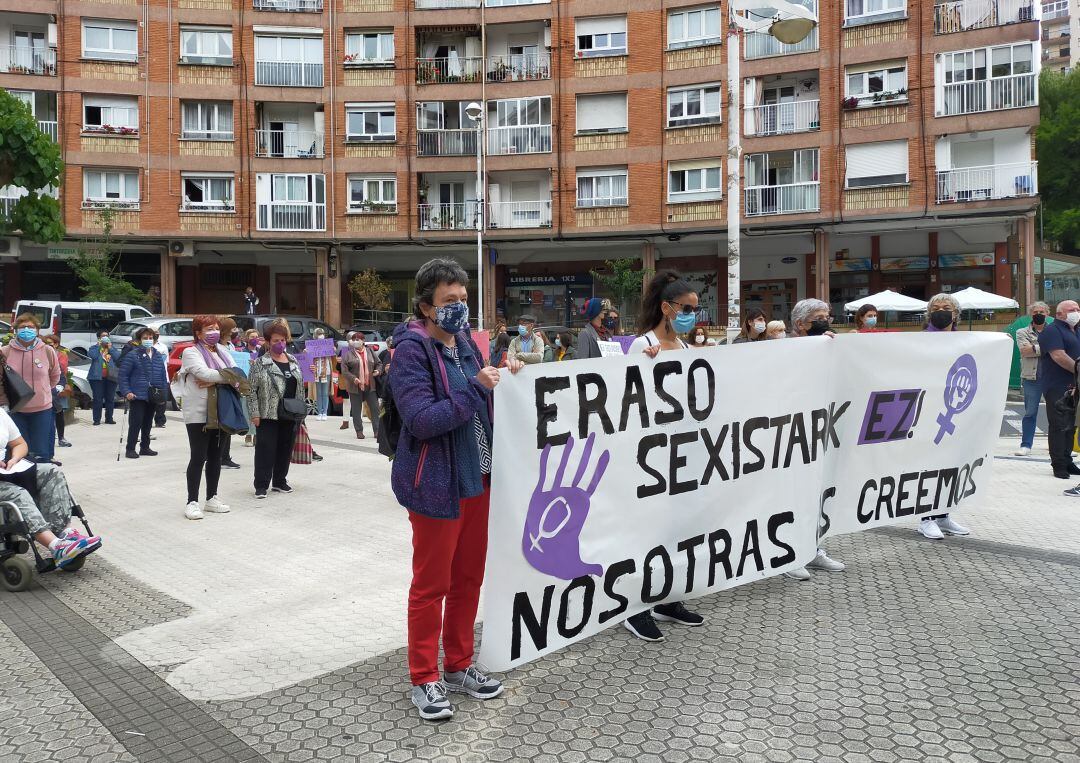 Concentración de apoyo en Altza a las menores que han denunciado abusos sexuales