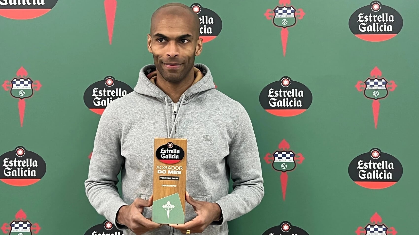 Naldo, al recoger su trofeo este viernes (foto: Racing Club Ferrol)