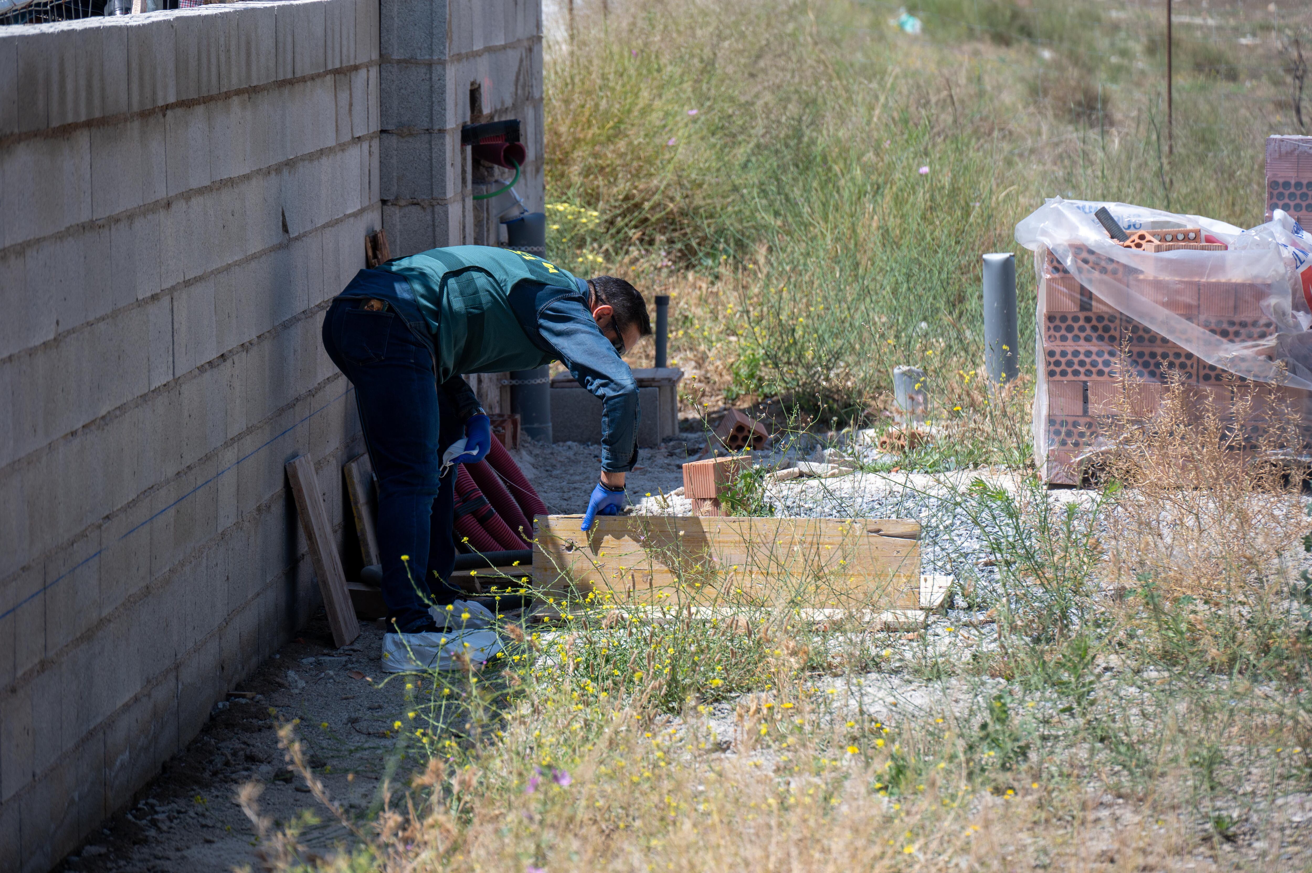 Un agente de la Guardia Civil inspecciona una finca cercana al chalé de Las Gabias (Granada) donde este sábado pasado encontraron los cadáveres de una mujer de 38 años, embarazada, y de su hijo de 3 años por cuyos hechos ha sido detenido el hermano de la víctima y se investiga si las muertes pudieran tener relación con problemas de herencia. EFE/Miguel Ángel Molina