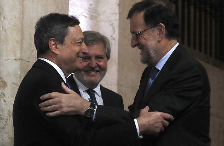 El presidente del Gobierno, Mariano Rajoy, saluda al presidente del Banco Central Europeo (BCE), Mario Draghi en presentacia del ministro de Cultura, Iñigo Méndez de Vigo en la Real Academia de Bellas Artes de San Fernando