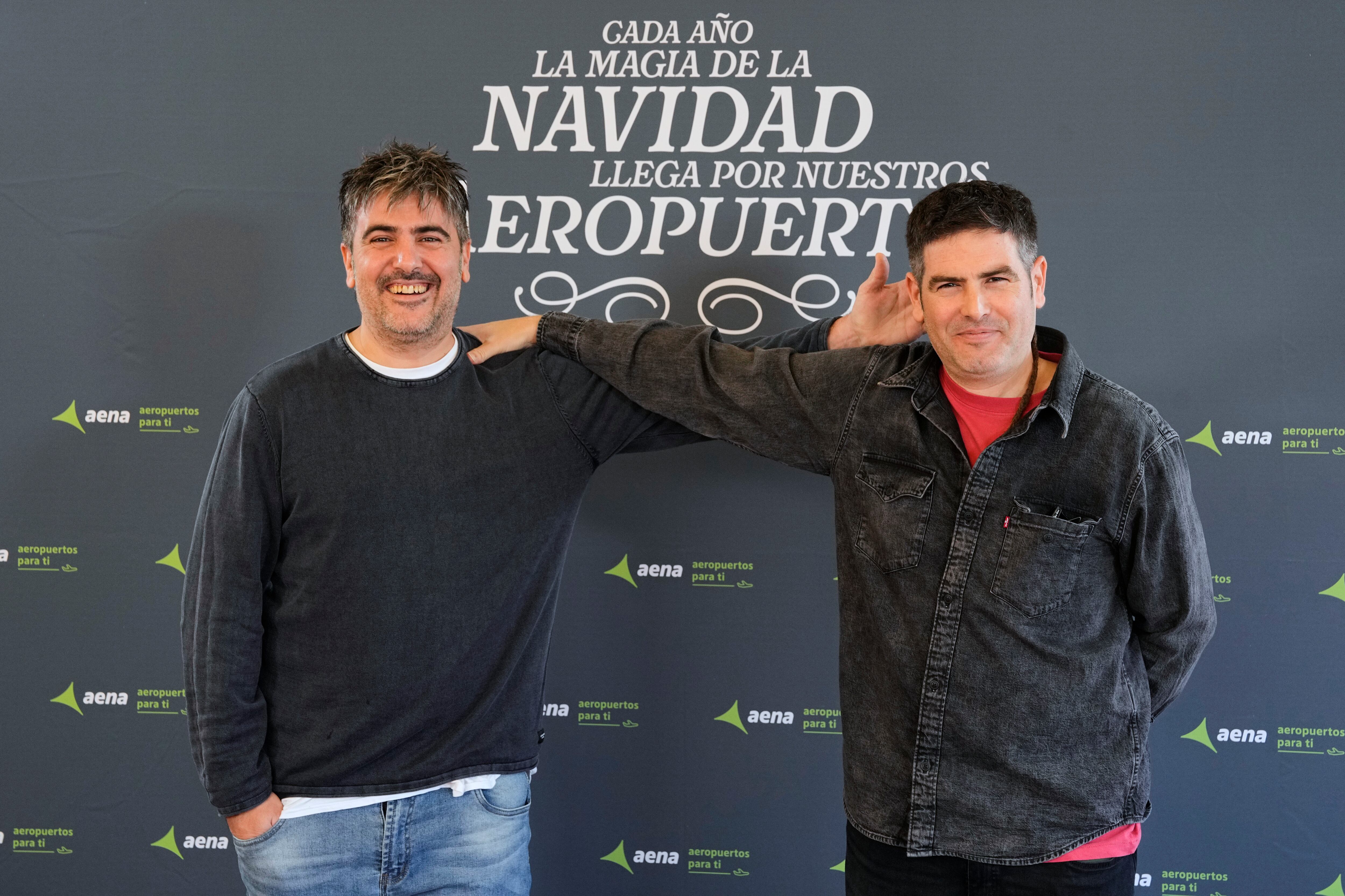 El dúo Estopa, David (i) y Jose Muñoz, durante la presentación de la campaña de Navidad de AENA que cuenta con el grupo como protagonista.