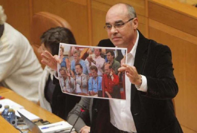 Francisco Jorquera muestra una foto de Feijoo y Pachi Lucas en los toros