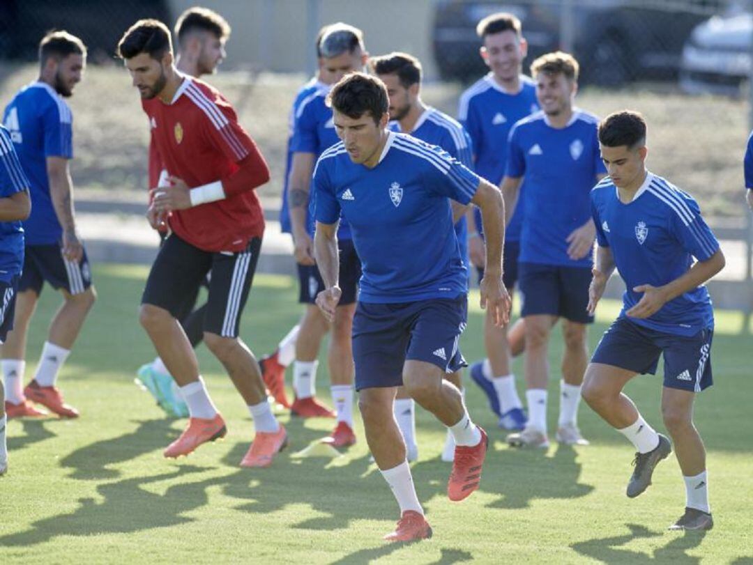 Alberto Zapater lidera los ejercicios físicos durante un entrenamiento