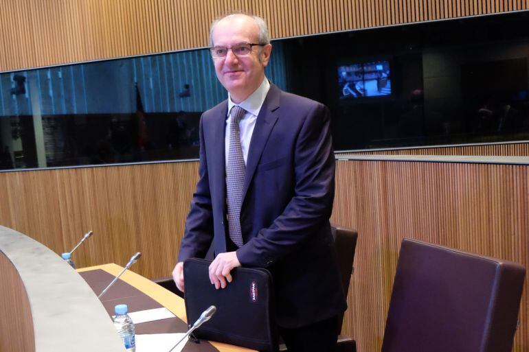 El ministre Carles Àlvarez´-Marfany abans de començar la sessió de control, avui monopolitzada en bona part per la crisi de l'aigua d'Arinsal