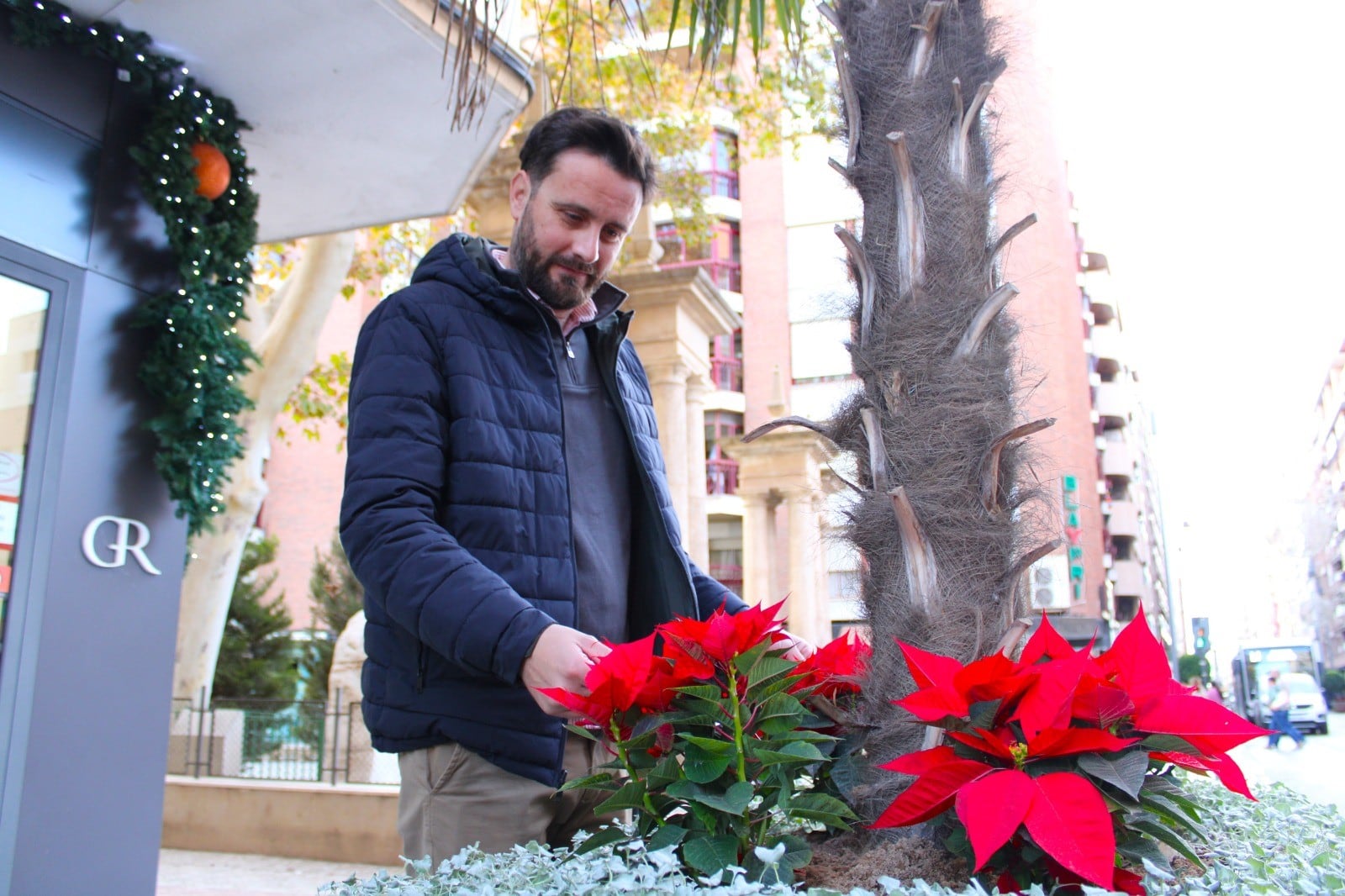 El edil de Parques y Jardines, Antonio David Sánchez, supervisaba la plantación que se llevaba a cabo en las jardineras de la avenida de Juan Carlos I, este martes.