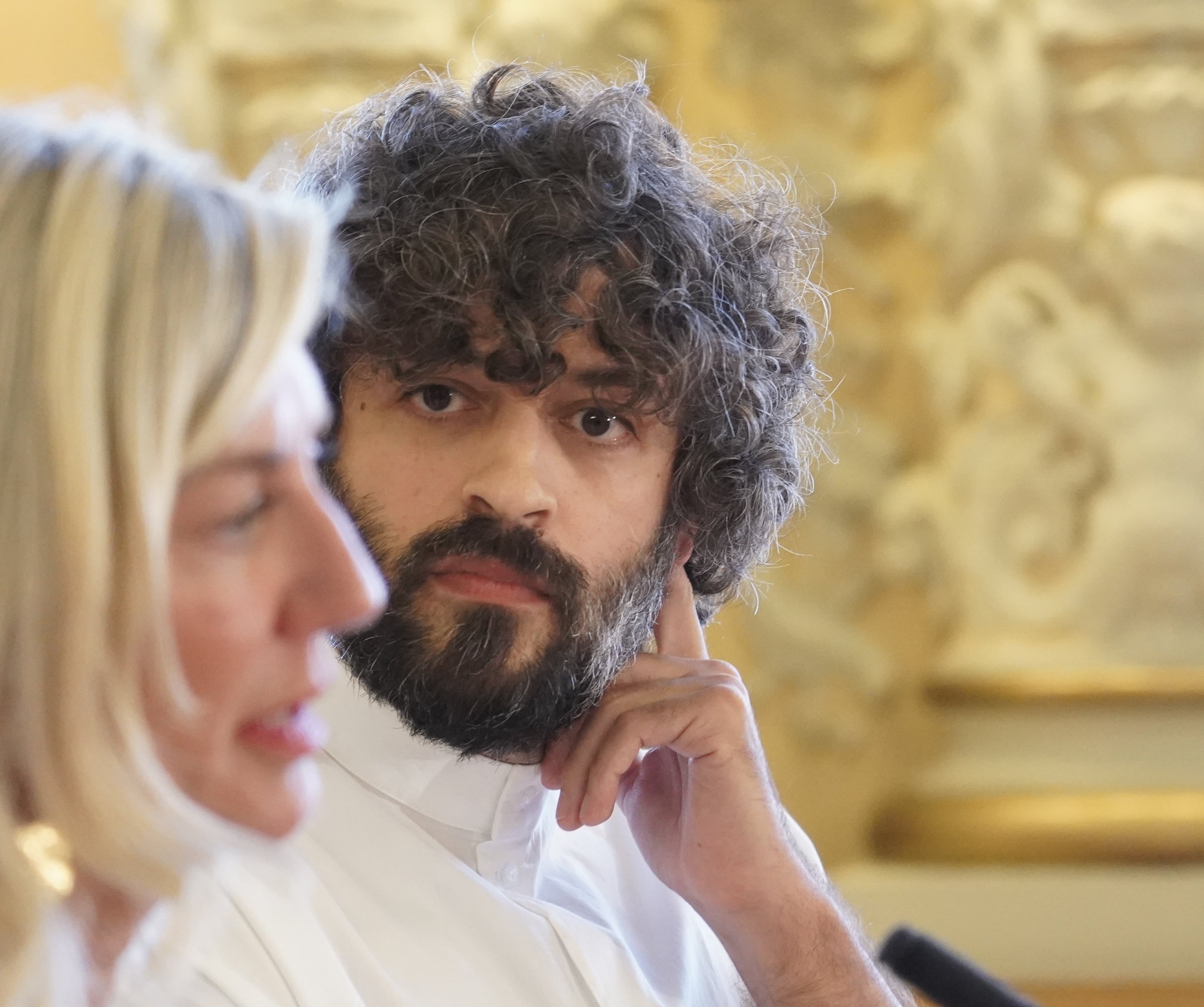 La concejala de Educación y Cultura, Irene Carvajal, junto al nuevo director artístico del Teatro Calderón de Valladolid, José María Esbec Martín