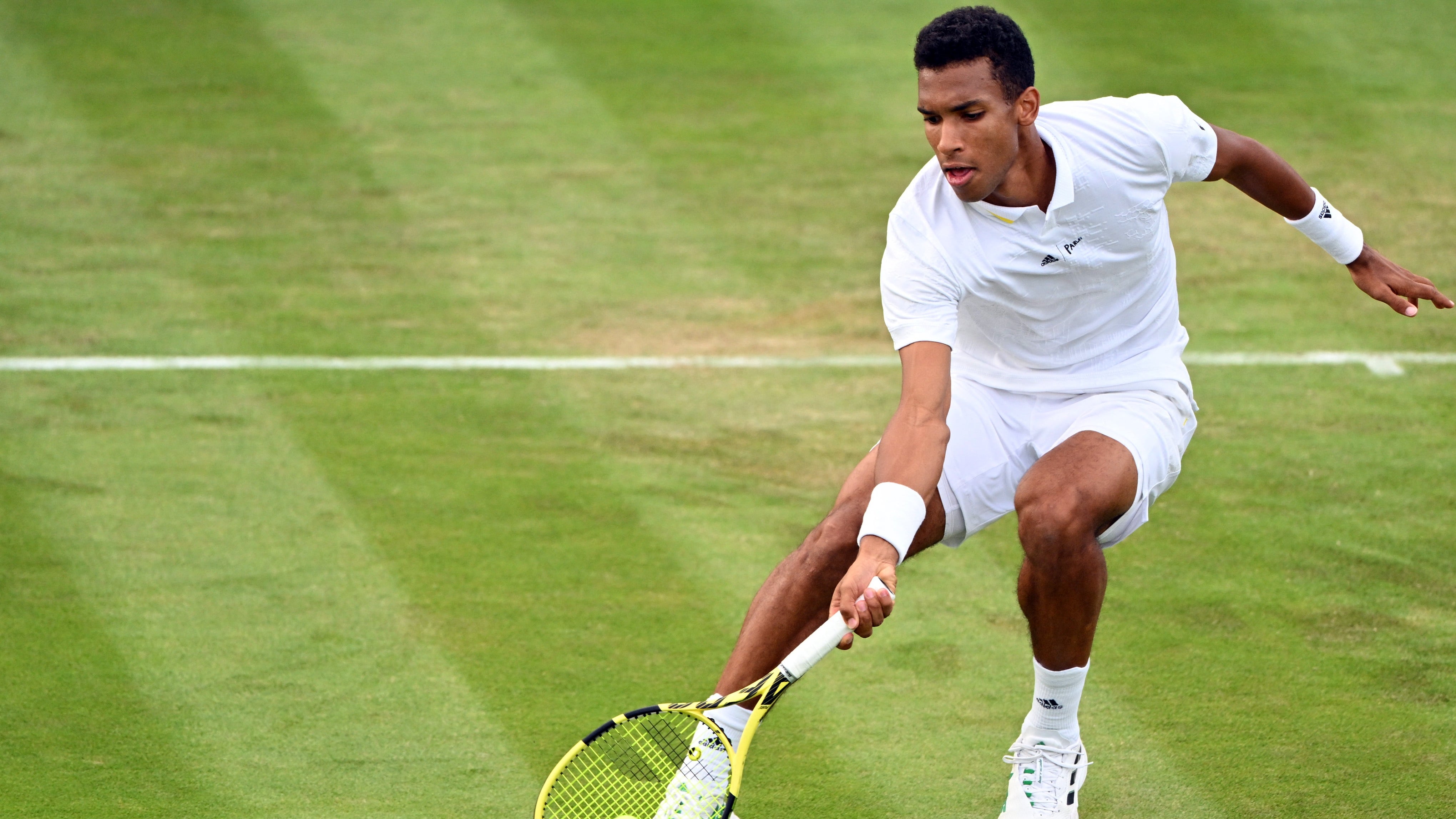 Felix Auger-Aliassime, durante su partido frente al estadounidense Maxime Cressy, en Wimbledon