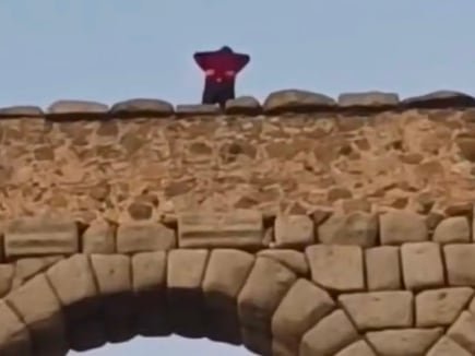 Un hombre paseando por el canal del Acueducto