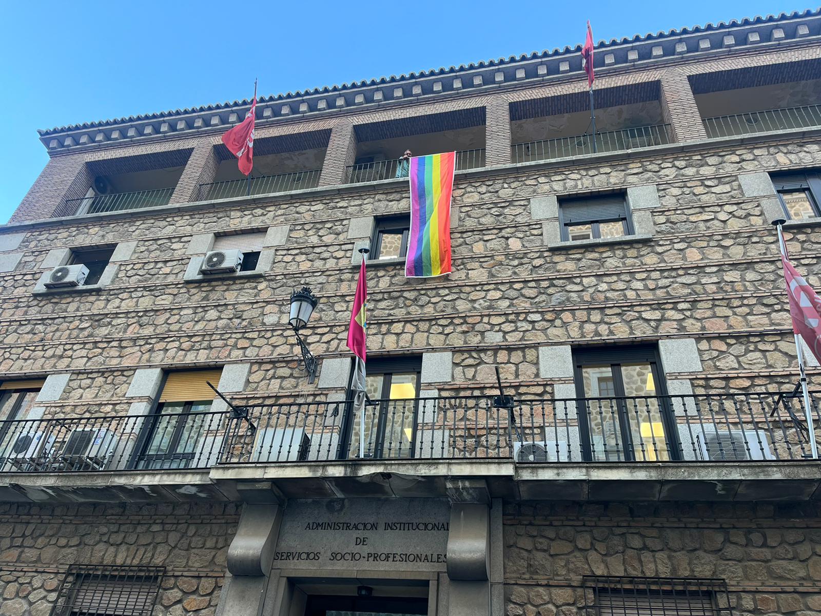 Imagen de la bandera arcoiris en la fachada de CC.OO. en Toledo