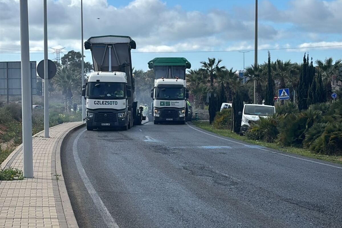 Trabajo de asfaltado por los barrios de Cartagena