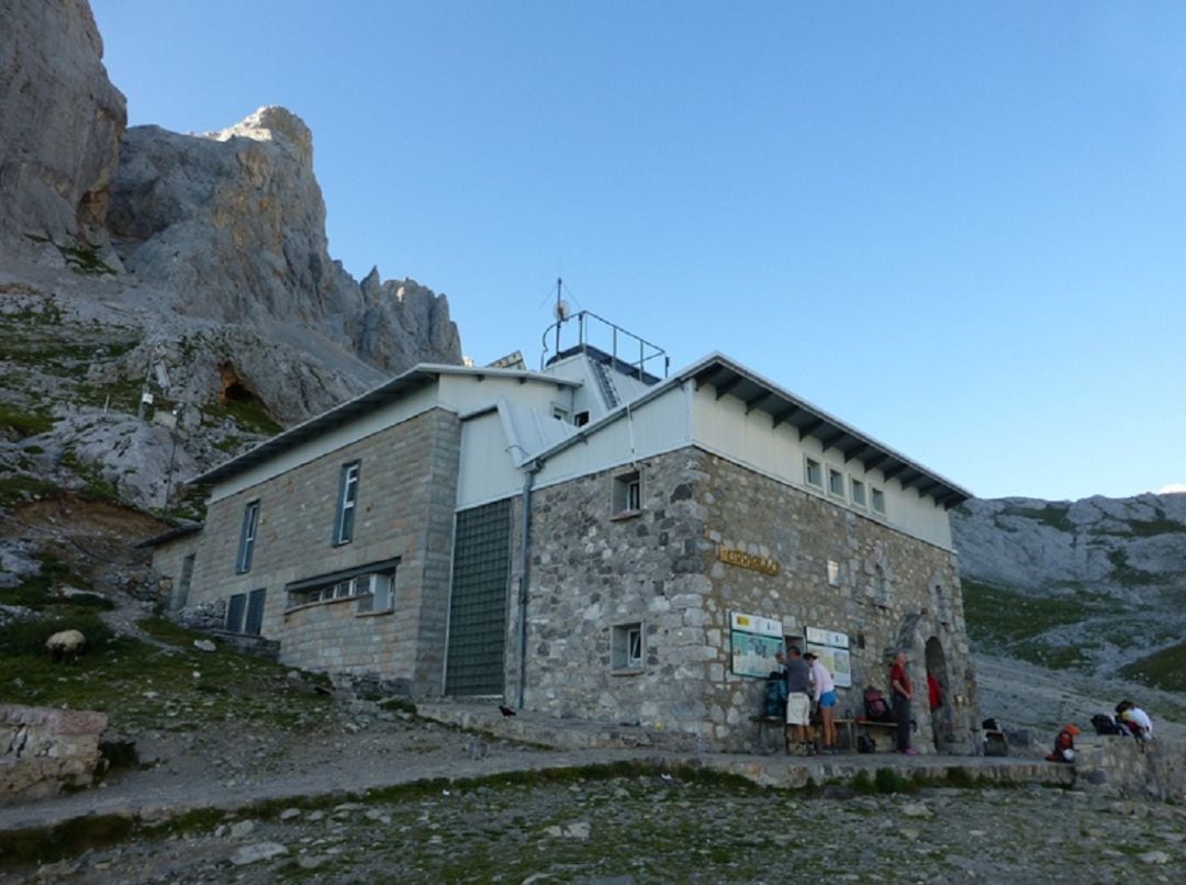 Vista del refugio de Urriellu