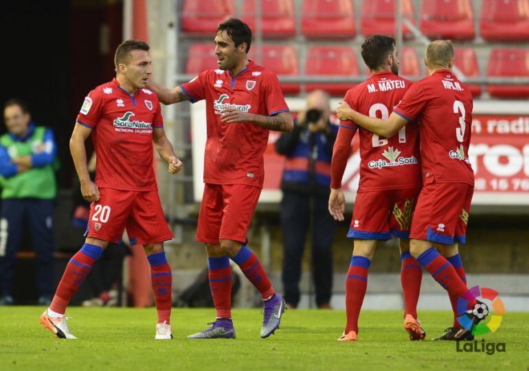 Los jugadores rojillos celebran un gol en Los Pajaritos.