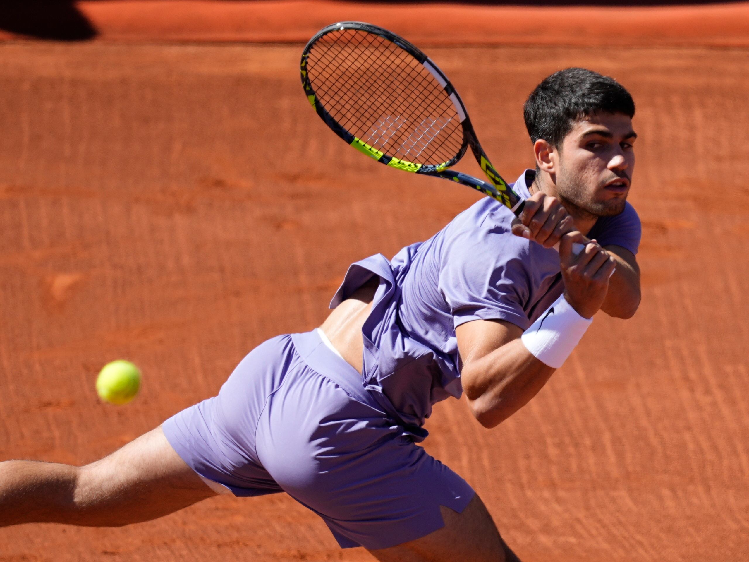 BARCELONA, 19/04/2025.- El tenista español Carlos Alcaraz durante la final del Barcelona Open Banc Sabadell-Trofeo Conde de Godó disputado ante el danés Holger Rune, este domingo en Barcelona. EFE/Enric Fontcuberta
