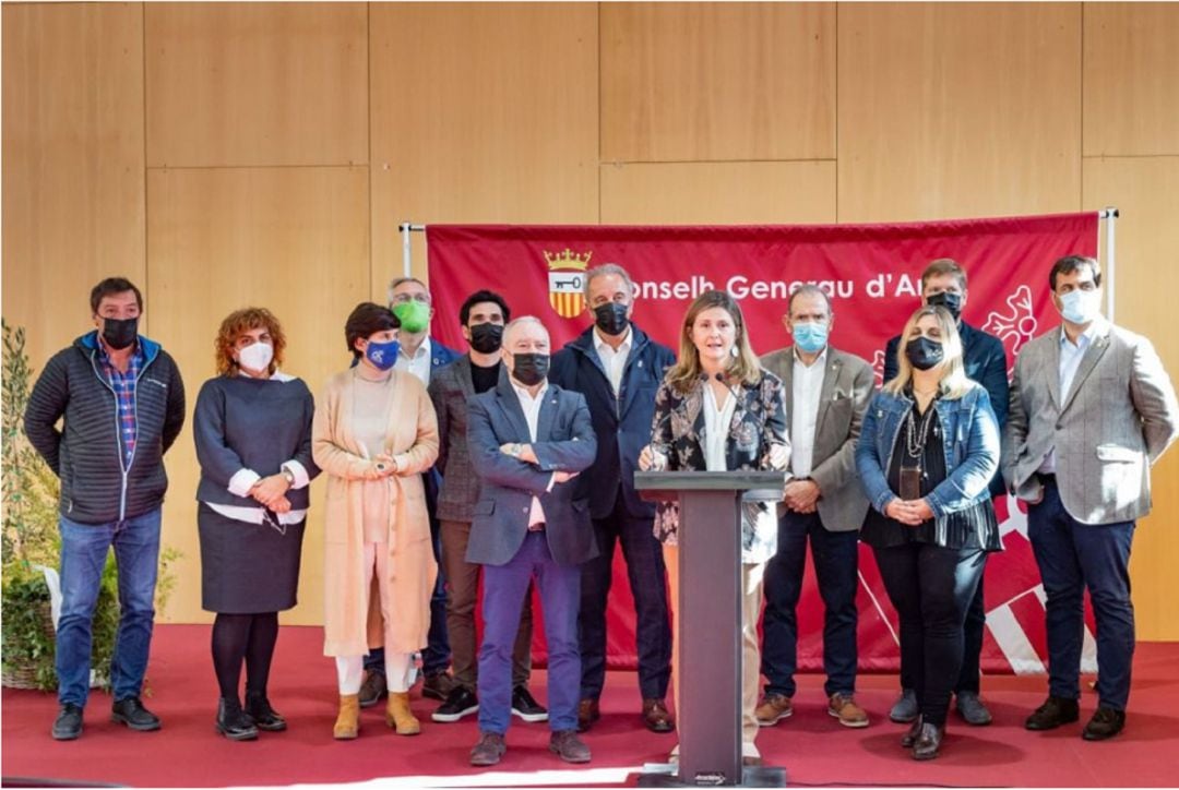 Delegación de Huesca en la reunión en Vielha con el Comité Olímpico Español con el presidente de la Diputación Provincial de Huesca, Miguel Gracia, a la cabeza. 