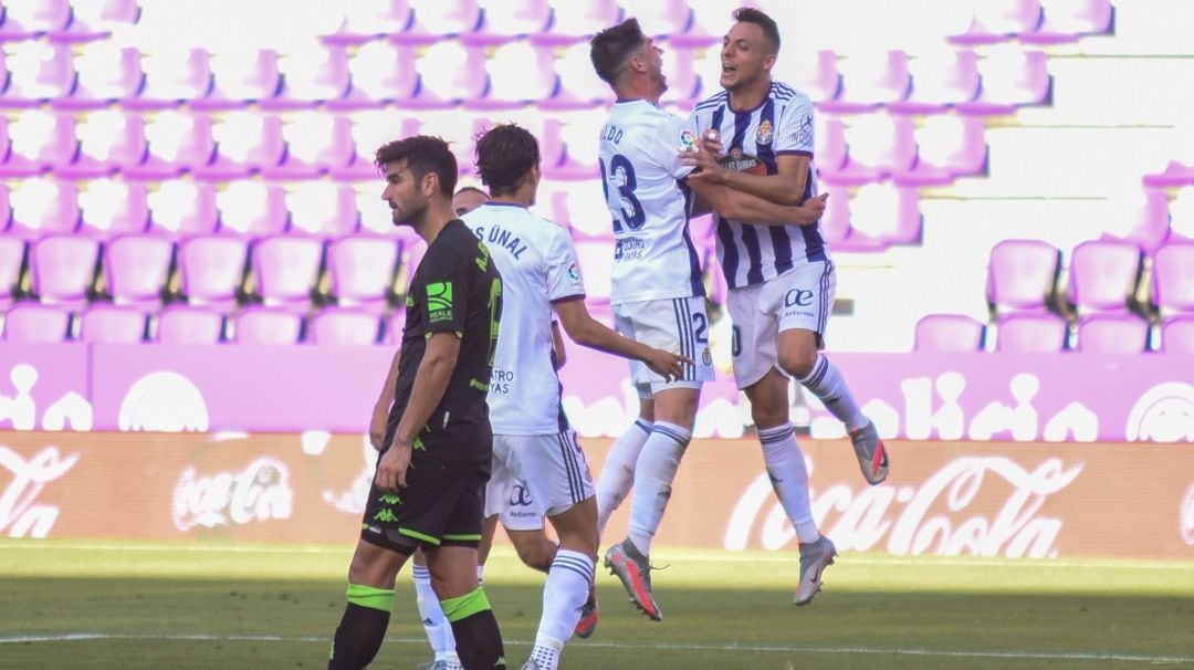 Plano y Waldo celebran el segundo gol del Pucela