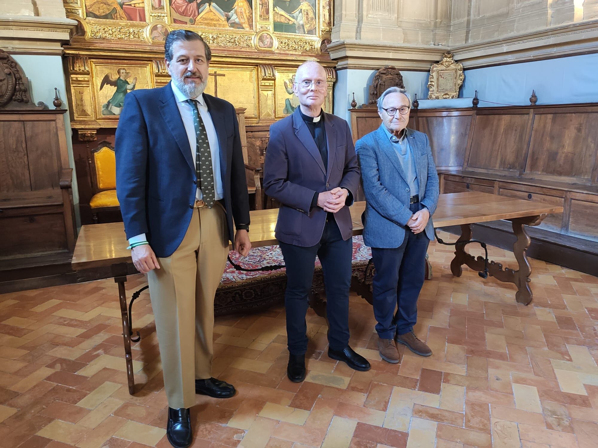 Presentación de &#039;Los Jueves en la Catedral&#039; de Jaén con el gerente de Fundación Caja Rural, Luis Jesús García-Lomas; el vicedeán de la Catedral de Jaén, José López Chica; y el experto Pedro Galera.