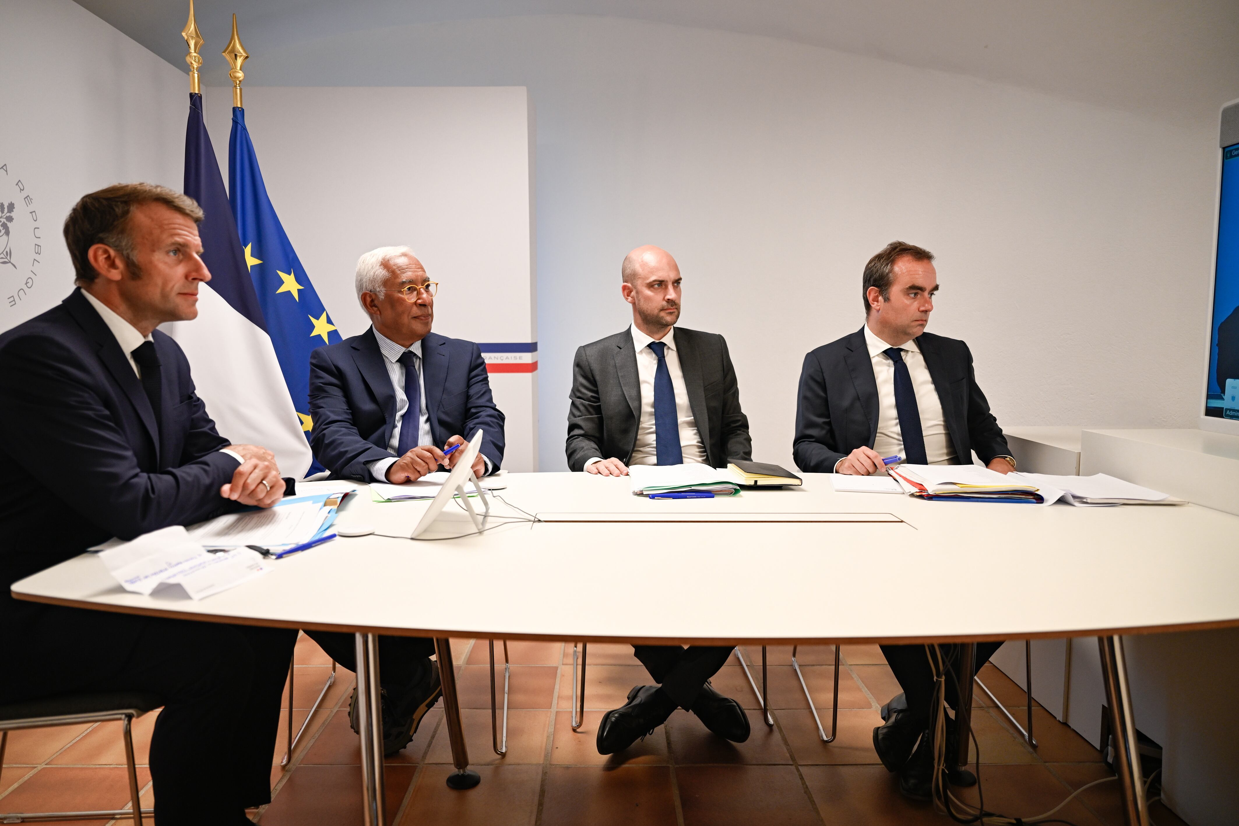 El presidente de Francia, Emmanuel Macron, y otros líderes europeos mantienen una videoconferencia con Zelenski.